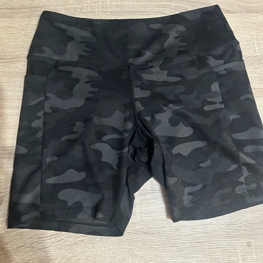 Danskin Women's Camo Bike Shorts (bundle‎ 2) - Black. Size large. - Picture 7 of 11